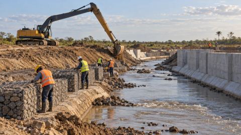 Obra de canalización con gaviones y muros de concreto