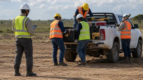 Cuadrilla de apoyo operacional preparando equipos en campo
